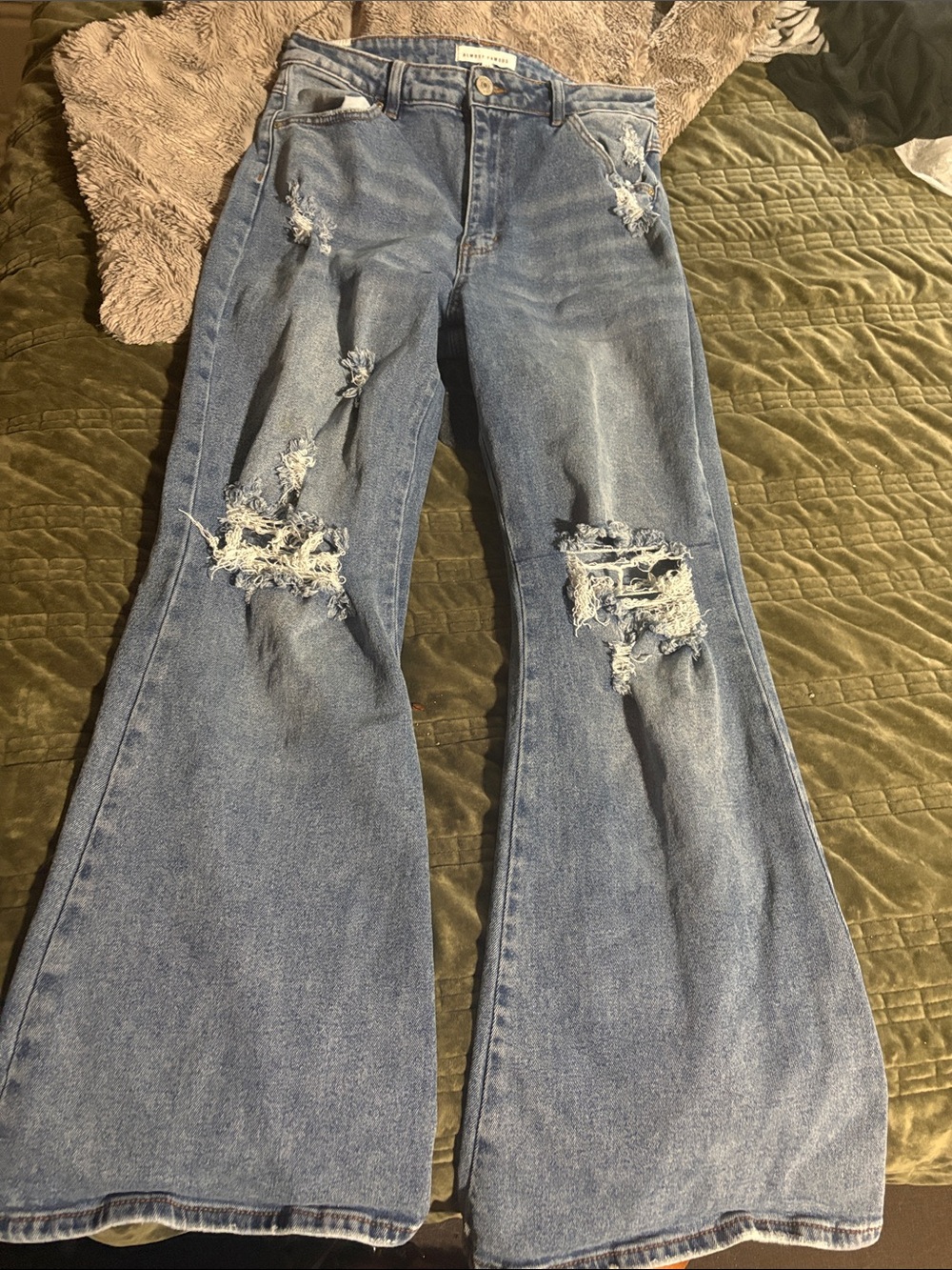 Ripped-Flair Blue Jeans